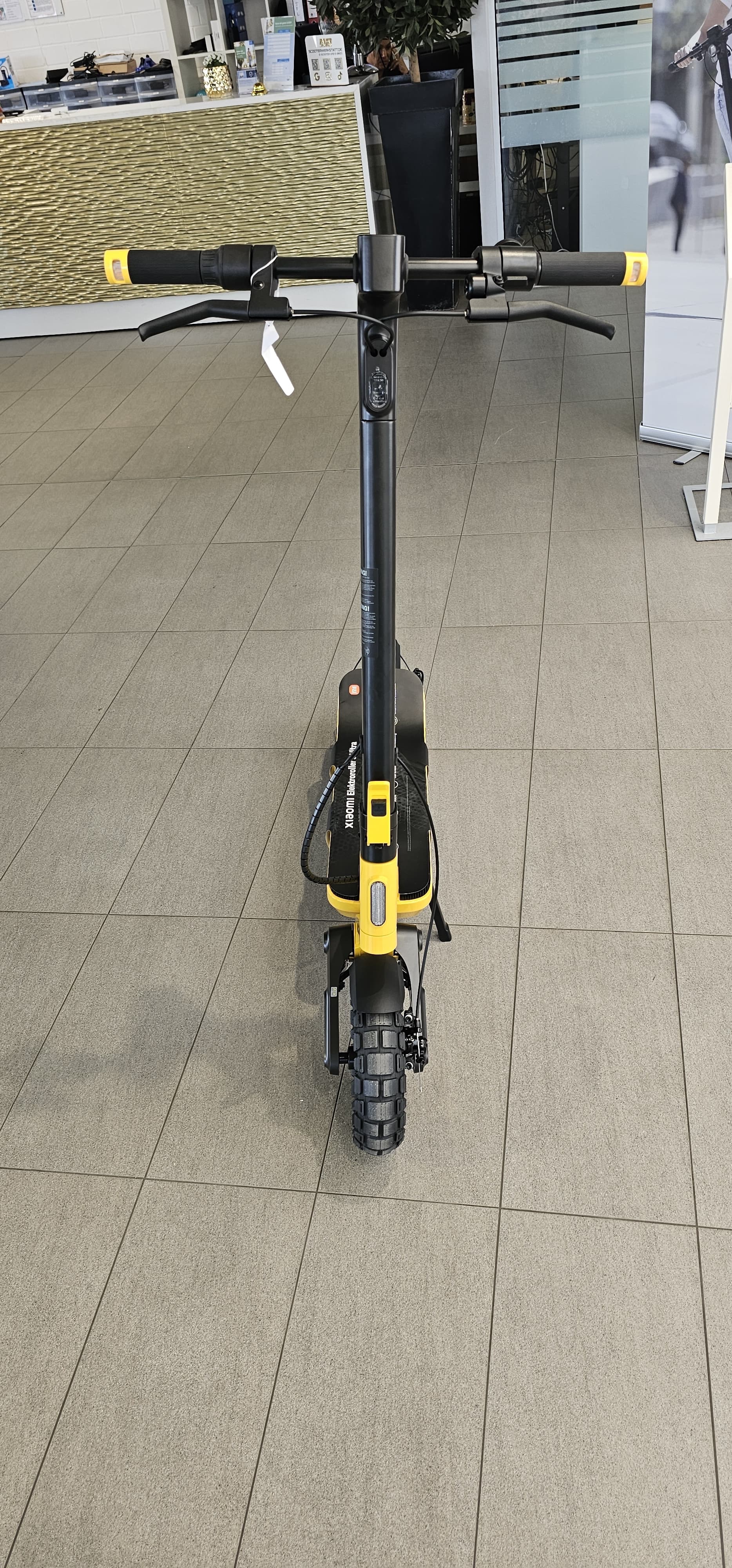 NEUWERTIG: XIAOMI Electric Scooter 6 Ultra E-Roller (12 Zoll, Gelb)