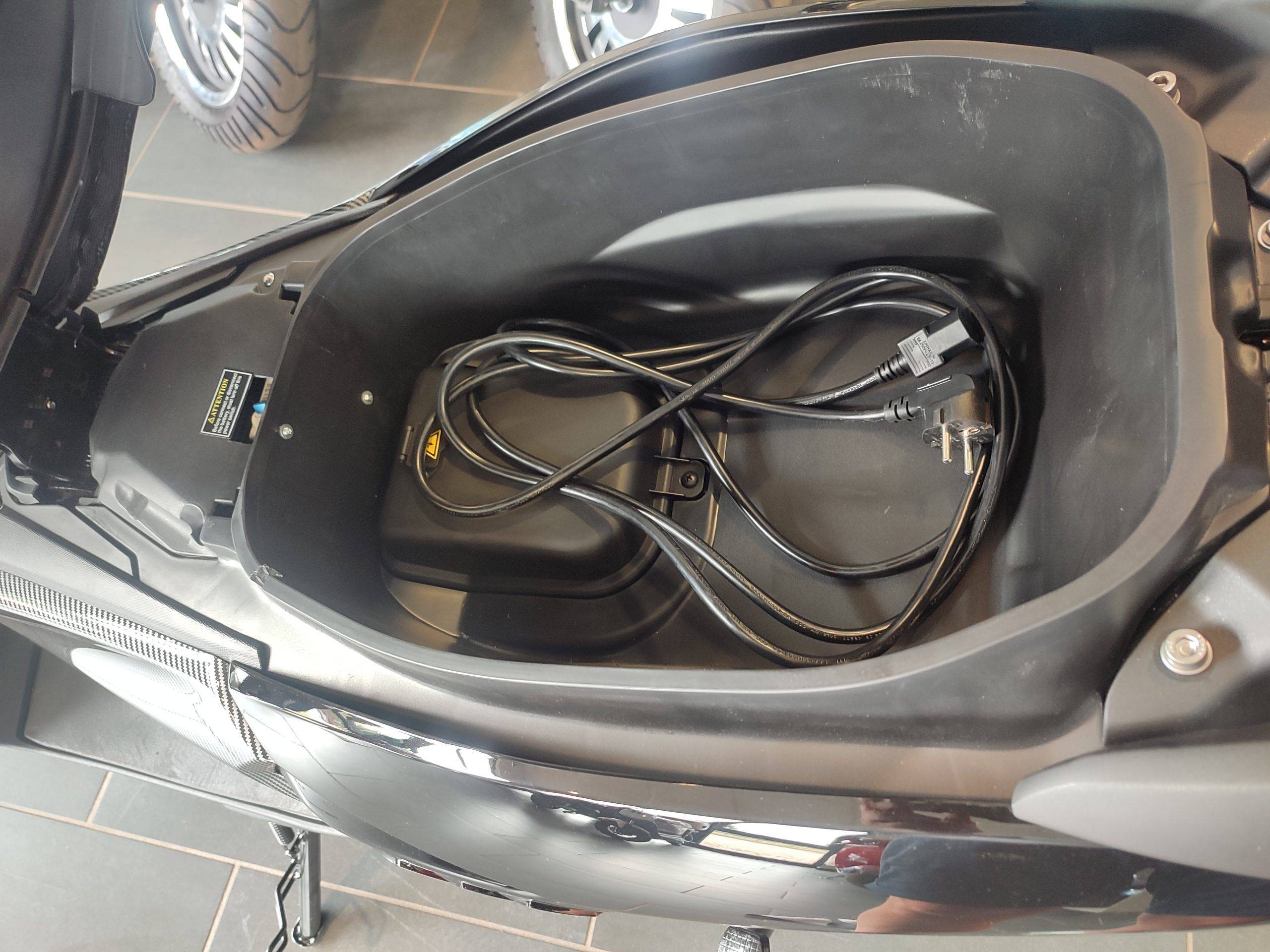 E-Kuma Wind Li-Io 110kmh/7000W/72V/115Ah/150kg/180km SW E-Roller