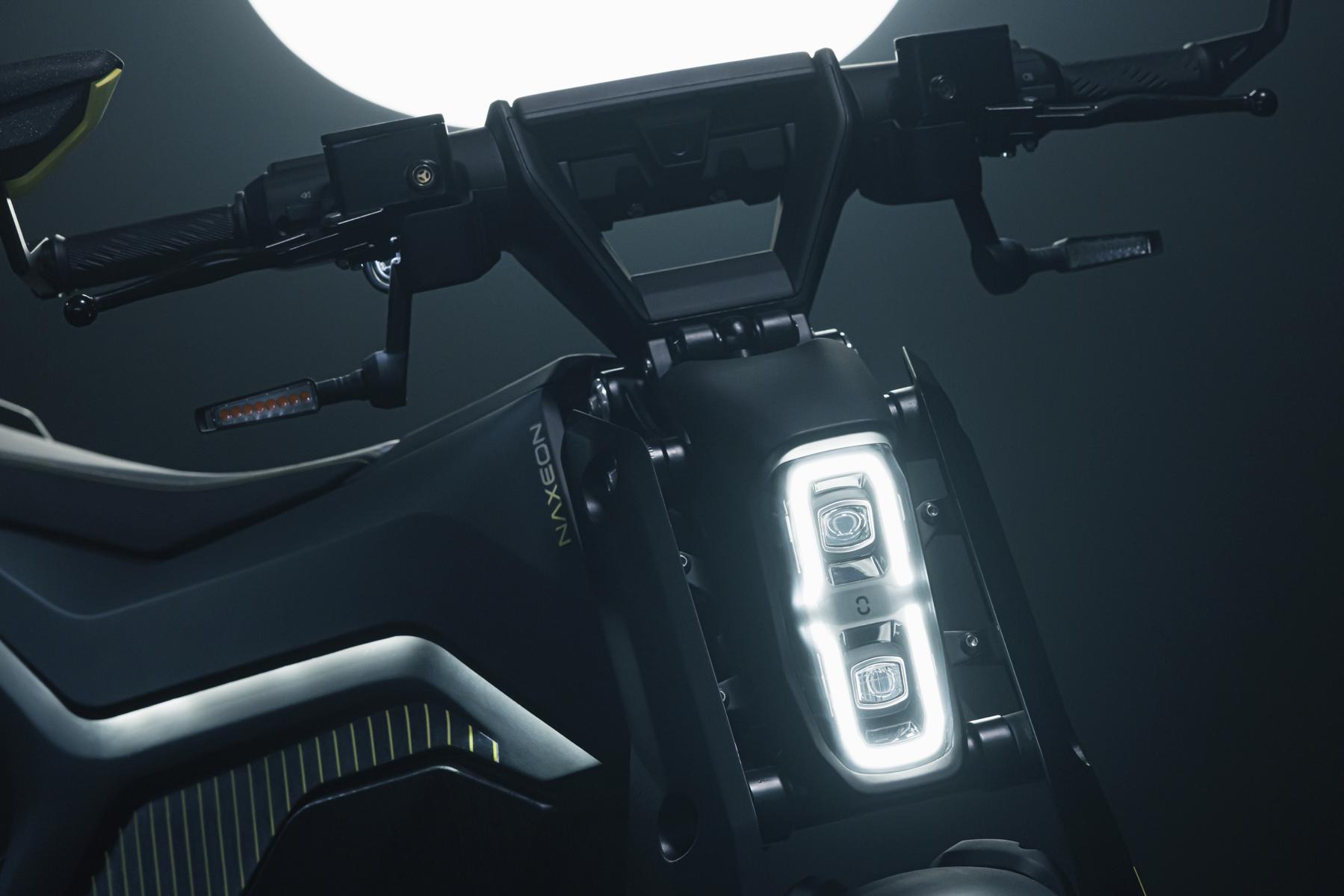 Naxeon I AM. Pro S3 115kmh/7500W/72V/90Ah/150kg/180km BL E-Roller