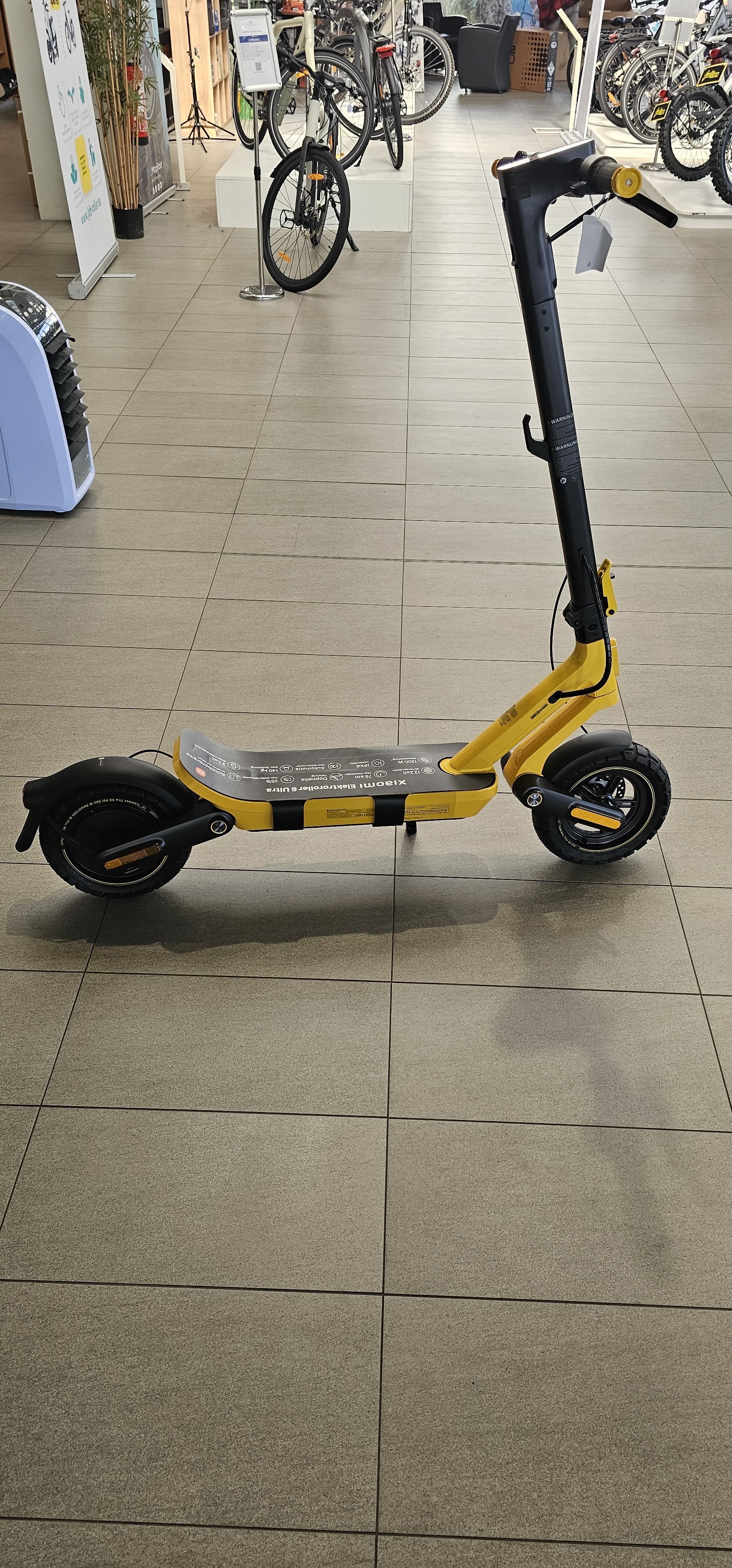 NEUWERTIG: XIAOMI Electric Scooter 6 Ultra E-Roller (12 Zoll, Gelb)