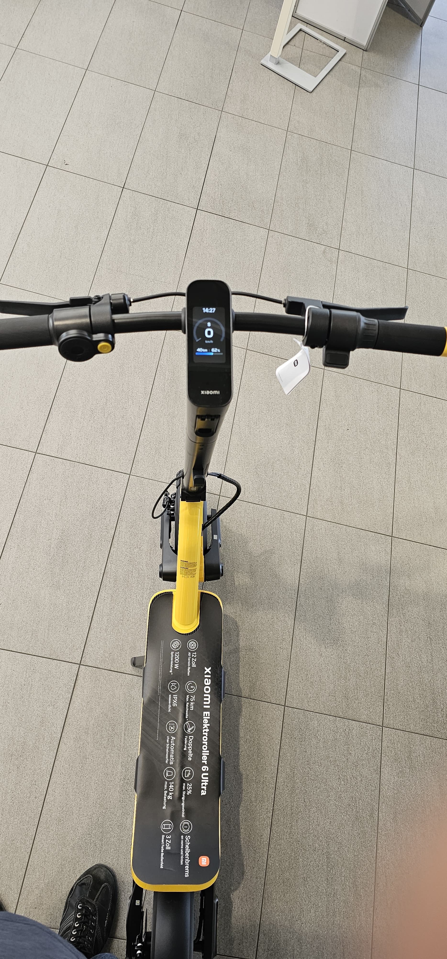 NEUWERTIG: XIAOMI Electric Scooter 6 Ultra E-Roller (12 Zoll, Gelb)