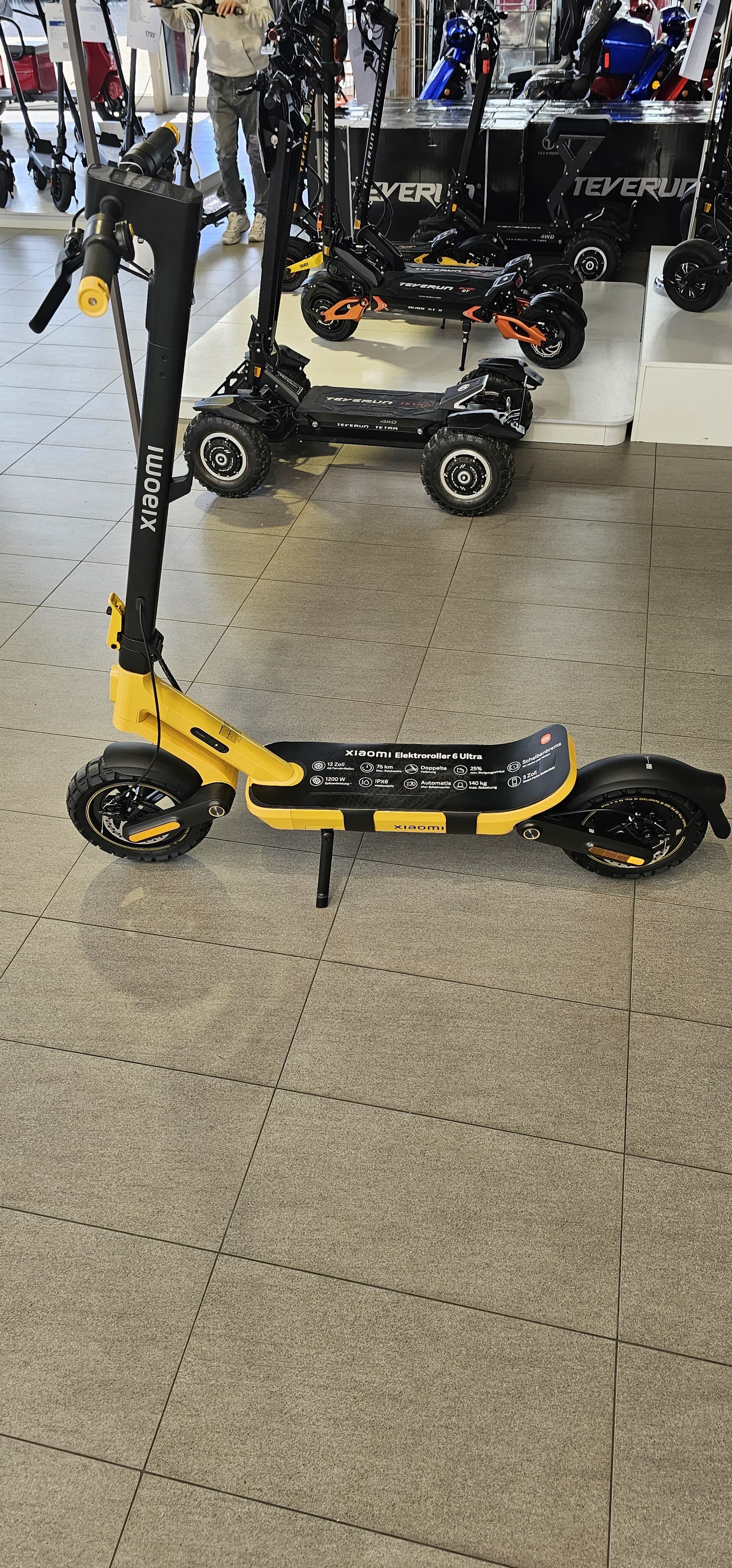 NEUWERTIG: XIAOMI Electric Scooter 6 Ultra E-Roller (12 Zoll, Gelb)
