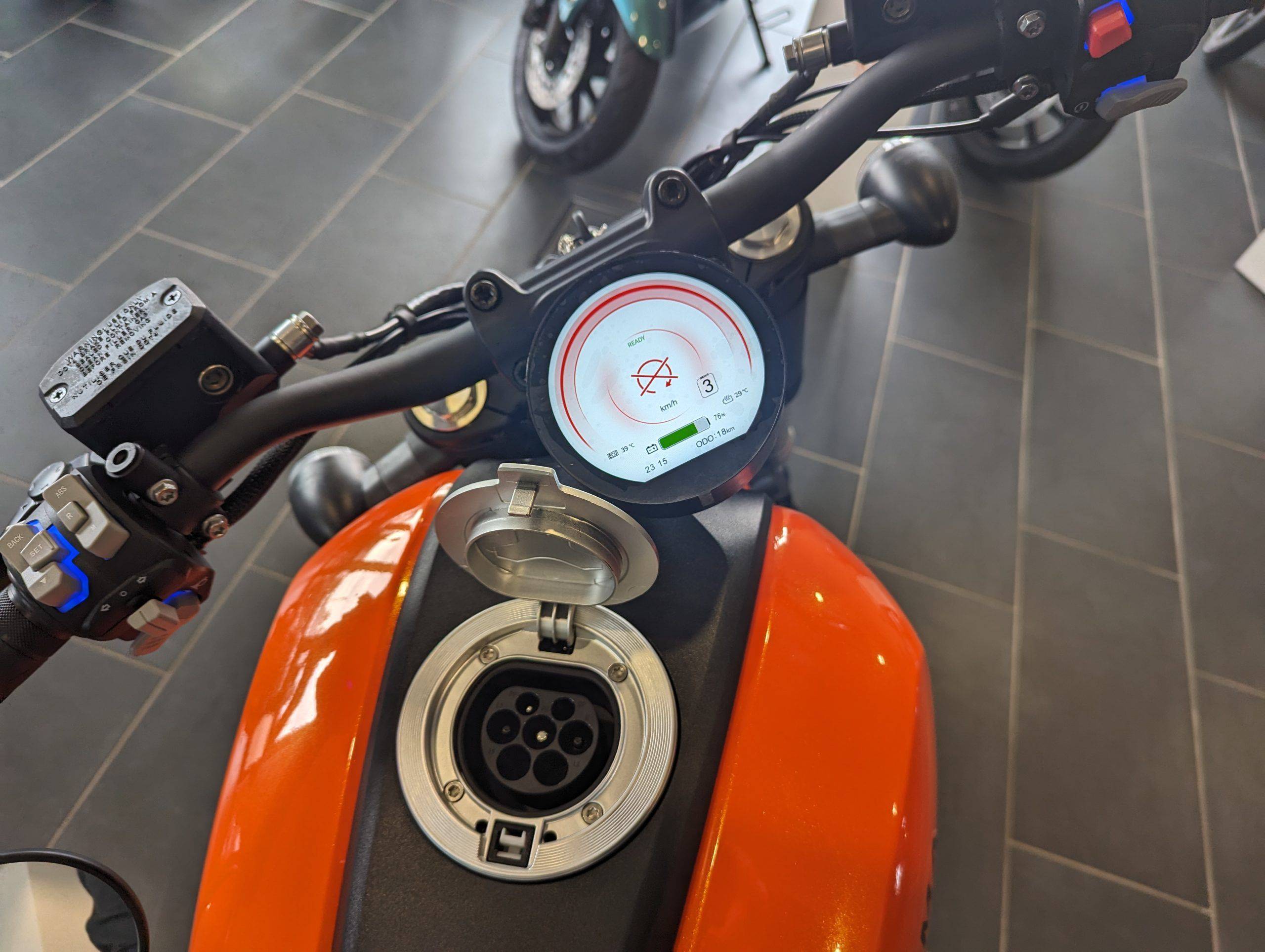 E-Kuma Storm Li-Io 120kmh/8000W/117Ah/180kg/170km SW E-Chopper