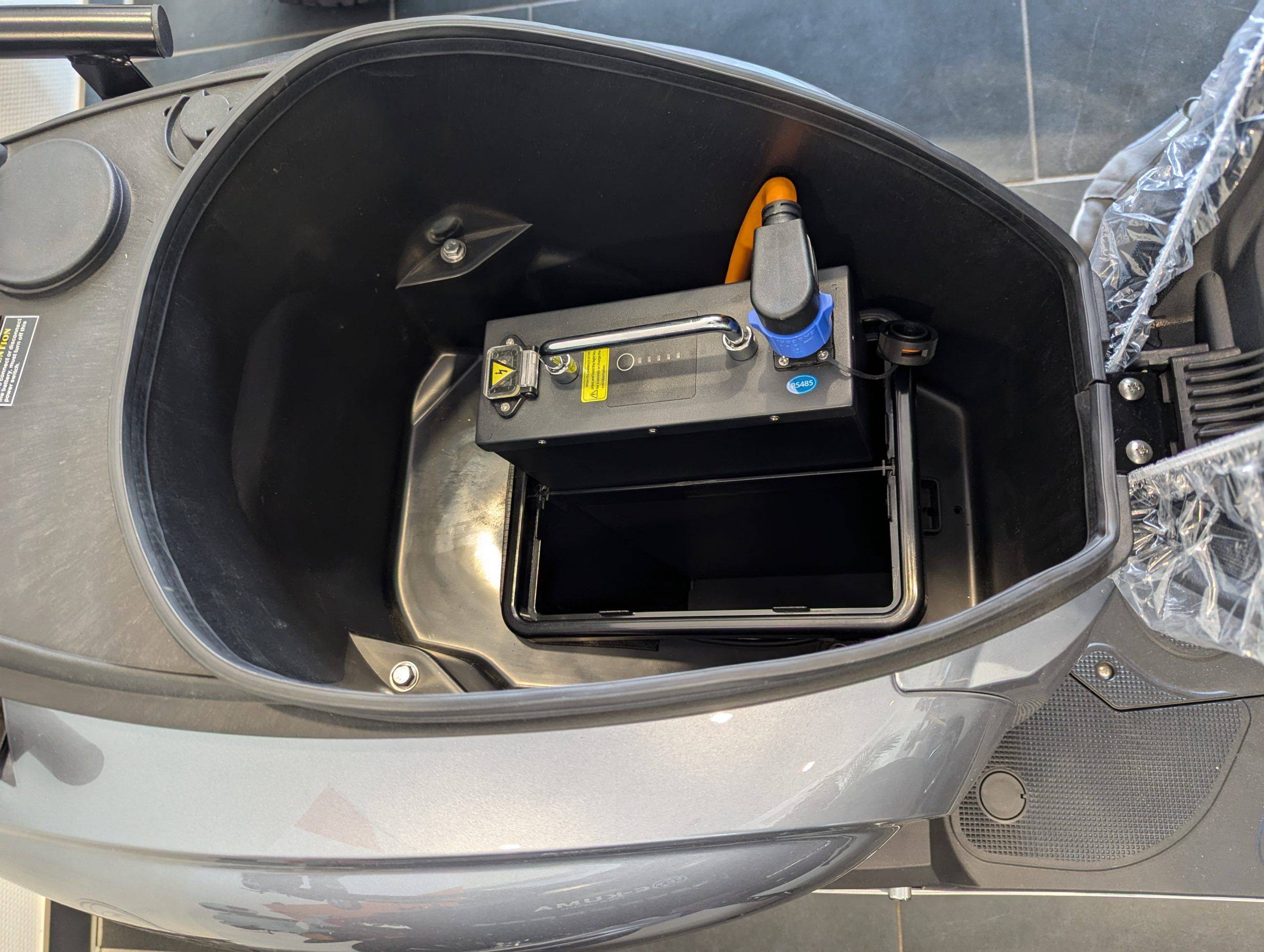 E-Kuma Sun Li-Io 45kmh/3000W/2x23,4Ah/146kg/120km GN E-Roller